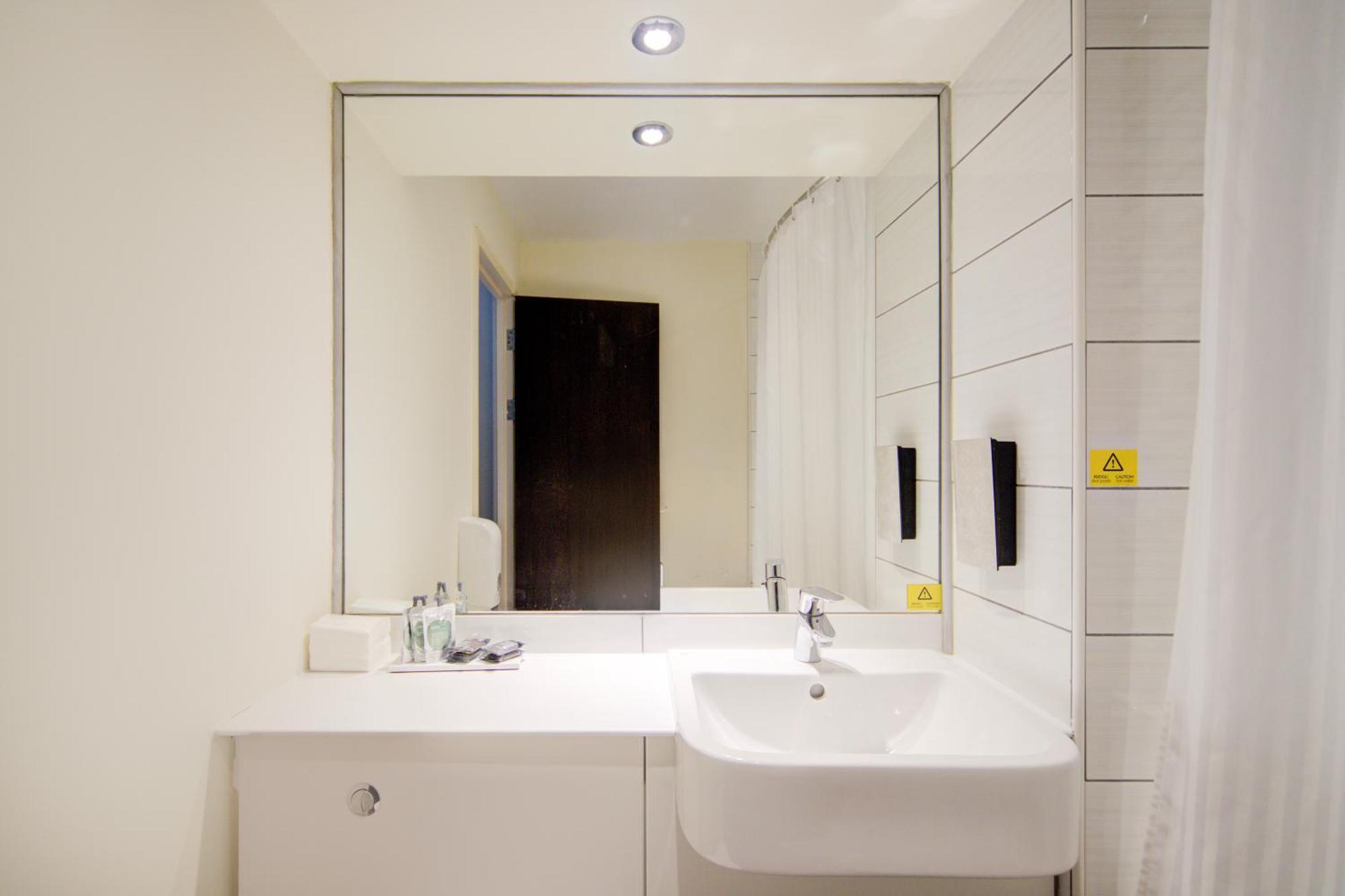 Belvilla Newport City Centre Hotel - Lifestyle Exteriör bild